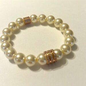 Pearl bracelet with stone set metal